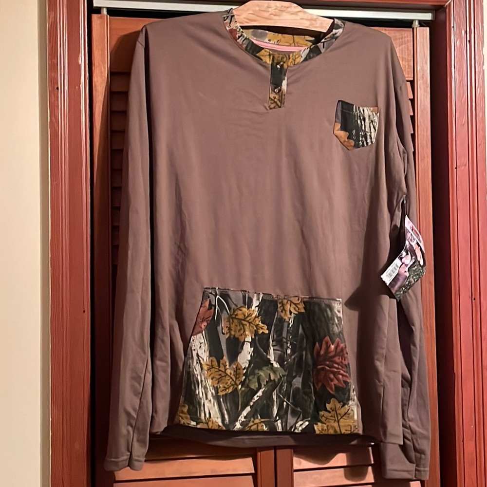 NWT Master Sportswoman Hunting shirt. Size XXL. 2 button Henley w/ camo detail